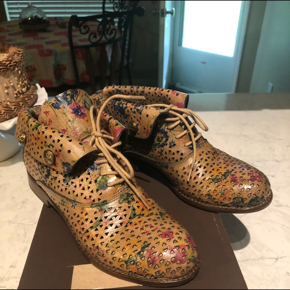Ladies shoes